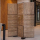 Biombo Milos Stellwand aus Jute als moderner und rustikaler Raumteiler in einem eleganten Raum.