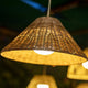 Calobra Natur LED-Hängeleuchte mit Fernbedienung, stilvolle Rattan-Pendelleuchte für Innen- und Außenbereiche.