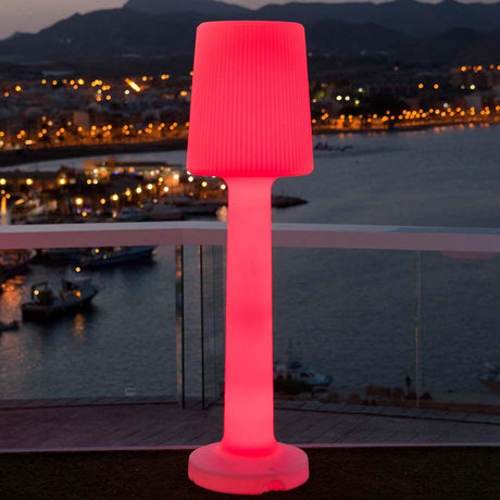 Carmen LED-ulkopollari akulla ja kaukosäätimellä, elegantti pinkki lamppu ulkotilassa yöllä.