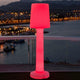 Carmen LED-utendørs gulvlampe med batteri og fjernkontroll, elegant rosa lampe utendørs om natten.