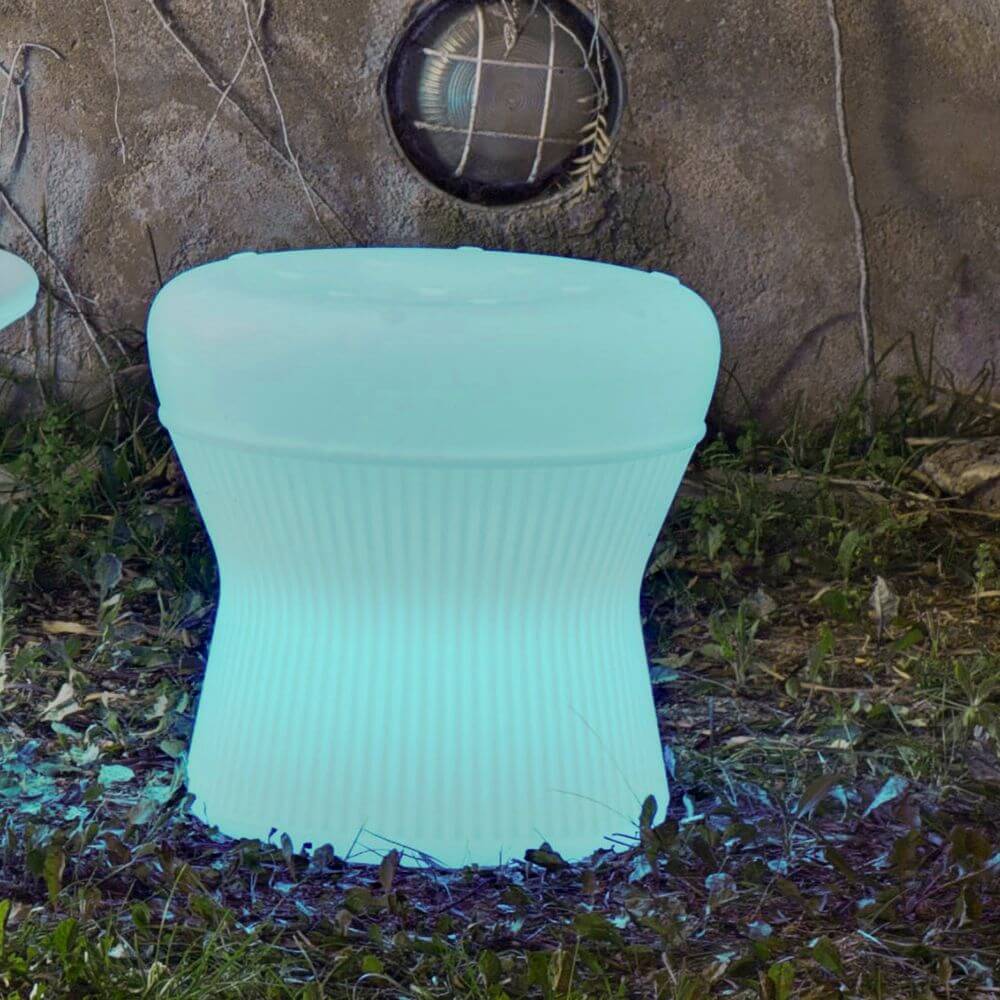 Corfu leuchtender LED Hocker mit Akku und Fernbedienung im Garten, stilvoll und robust.