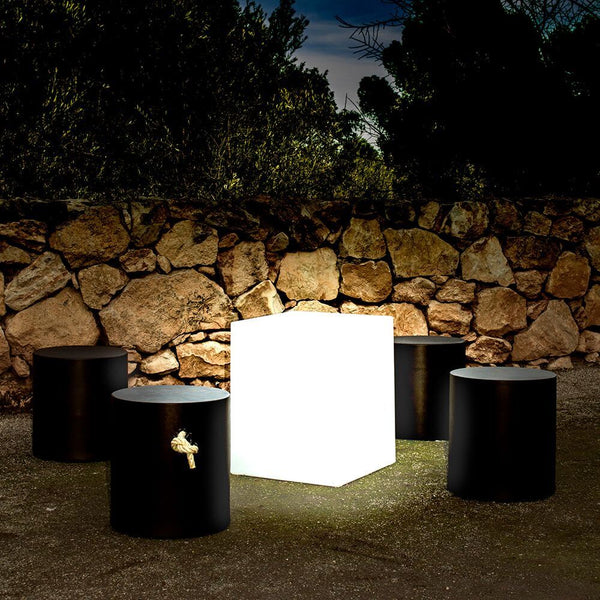 Cuby LED-Dekoleuchte mit Akku und Solar in einem stilvollen Außenbereich mit Sitzgelegenheiten.