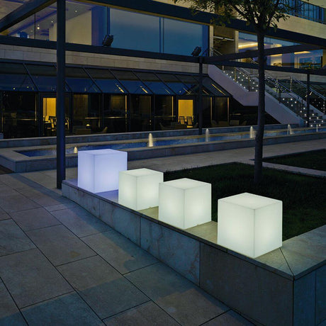 Cuby LED-decoratielamp met accu en zonne-energie verlicht de buitenruimte met stijlvolle lichtgevende kubussen.