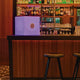 LED Deko-Tisch Cuby mit Lautsprecher und Fernbedienung an einer Bar, stilvoll beleuchtet und funktional.