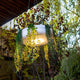 Elba LED Blumentopf Außen-Hängeleuchte mit Akku, modisches Design und fernbedienbare Dimmfunktion.