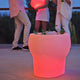 LED-Flaschenkühler Melvin Totenkopf mit Akku bei einer Gartenparty, umgeben von Personen und Getränken.