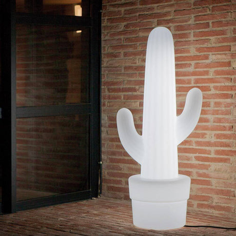 Lampada decorativa da esterno Kaktus in LED con design a cactus posizionata per l'uso esterno.