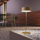 Moderne Lutec LED Akkuleuchte Cocktail im Außenbereich, elegante Tischleuchte mit schlankem Design.