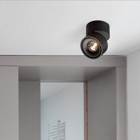 LED Aufbaulampe Simple 680lm Schwarz an Decke montiert, stilvolles Design, drehbar und schwenkbar.