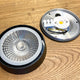 LED Decken Aufbauspot Santa Flat IP65, offenes Design, zeigt die LED-Leuchte und Montagekomponenten auf Holzuntergrund.