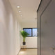 Moderner Flur mit LED Decken Aufbaustrahler Santa Flat und Pflanze in dekorativer Ecke.