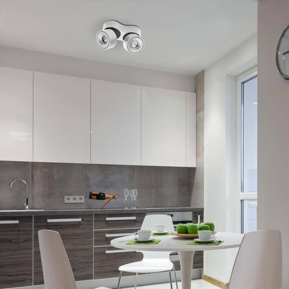 LED Deckenstrahler Simple 2x680lm Weiß, Schwarz in moderner Küche mit Tisch und Stühlen.