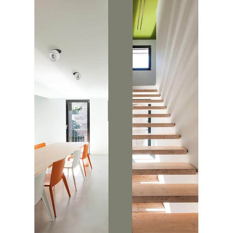 LED Einbauleuchte Simple Mini 550lm Weiß installiert in modernem Innenraum mit Treppe und Esstisch.