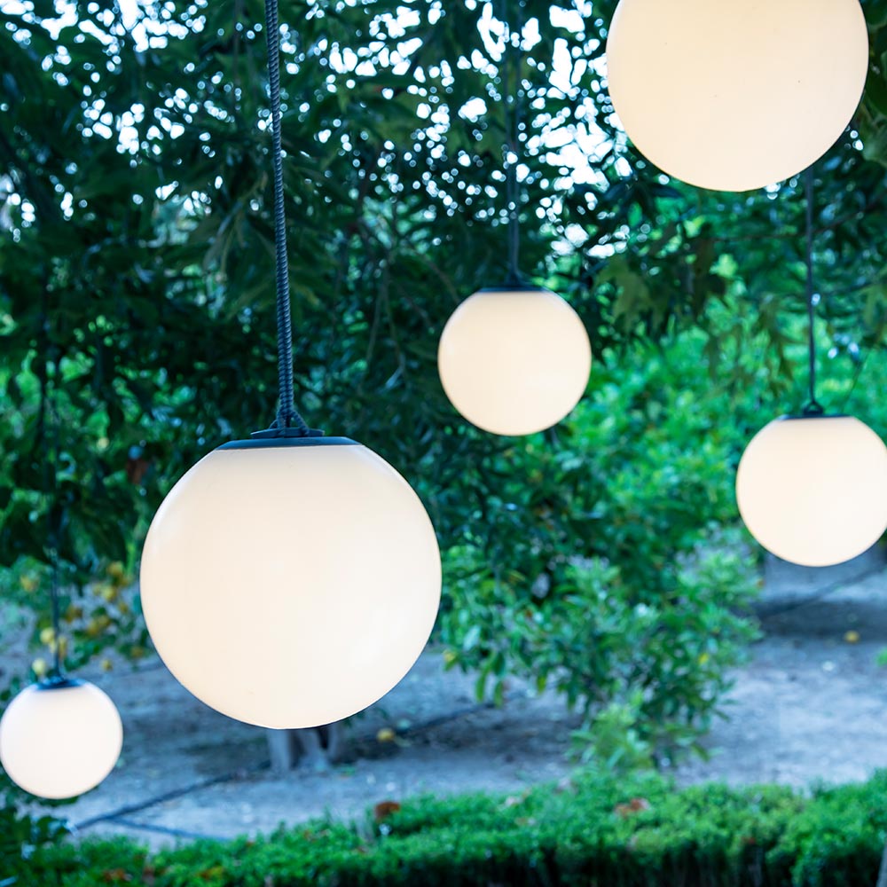 Battery-powered LED pendant light in spherical shape Norai with remote control