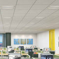 Moderne Büroeinrichtung mit LED-Panelbeleuchtung und mehreren Arbeitsplätzen in einem hellen Raum.
