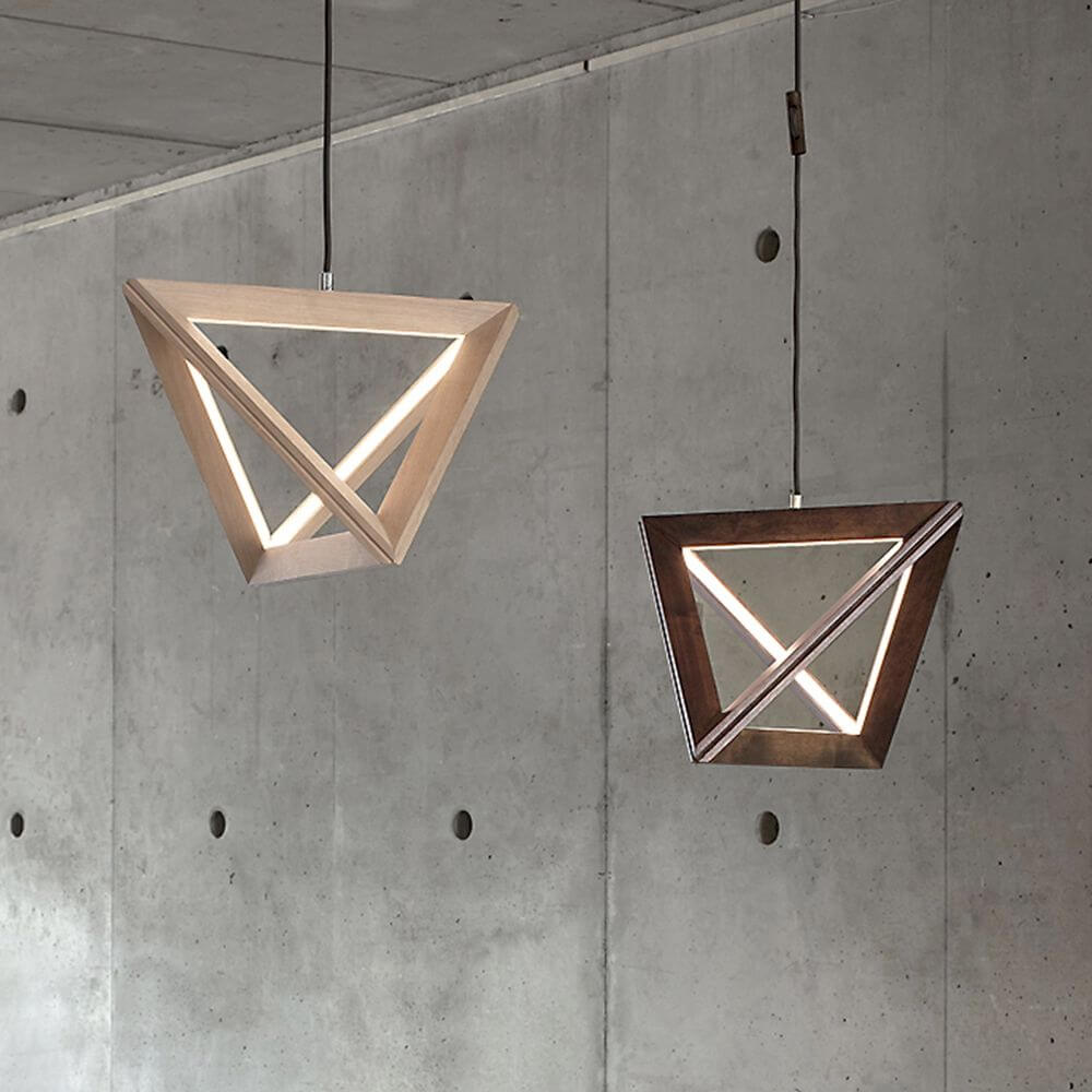 LED Pendellampe Trigonon 2500lm Eiche-Geölt im modernen Design, hängend in einem Raum mit Betonwänden.