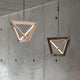 LED Pendelleuchte Trigonon in Nuss und Holz, moderne Formgebung, ideal für stilvolle Innenräume.