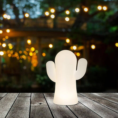 LED-lampadaire Panchito sur une table, idéal pour décorer les tables de restaurant et les terrasses.