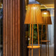 Okinawa Bambus LED Stehleuchte in modernem Boho-Stil, ideal für Innen- und Außenbereich.