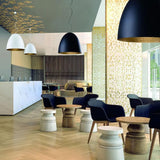 Moderne Pendelleuchten in einem stilvollen Restaurant mit Holzfußboden und eleganten Möbeln.