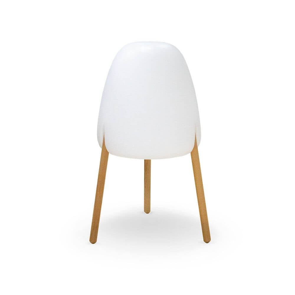 Weißer Stuhl mit Holzbeinen, Rückansicht, modernes Design für stilvolle Räume.