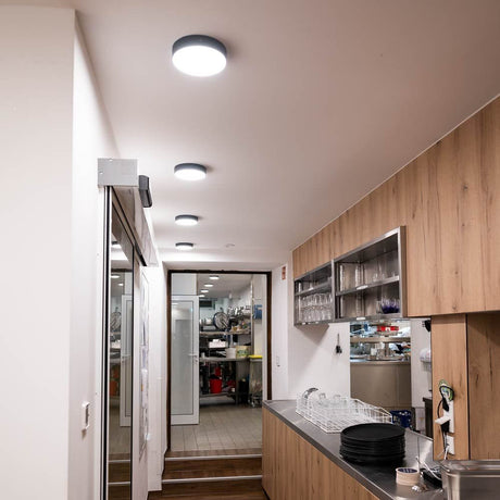 Luz de techo LED Rondo Highpower en una moderna cocina con luz brillante y diseño elegante.
