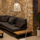 Santorini LED Terrassen-Stehleuchte Kabellos IP54 in modernem Interieur mit gemütlicher Sofaecke.