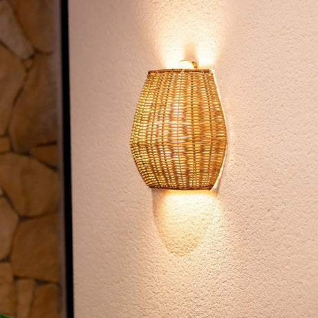 Saona Boho-Style LED aplique de pared inalámbrico con batería de ratán IP54 instalado en una pared, de ratán tejido a mano.