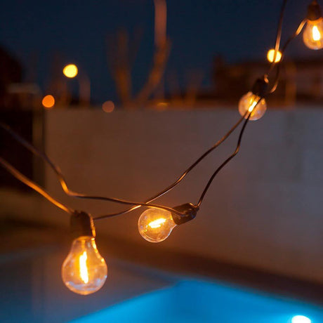 The Allegra garland 10-bulb IP44 illuminates the outdoor area with warm lights.