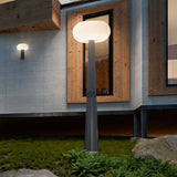 LED-Solar-Mastleuchte Pepita im Garten, modernes Design mit Hybridsystem in Grau, stimmungsvolles Licht für den Außenbereich.