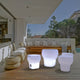 LED-Solar-Sitzleuchte Calvin in Totenkopf-Design im modernen Außenbereich auf Holzterrasse.