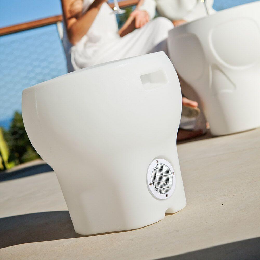 LED-Solar-Sitzleuchte Calvin in Totenkopf-Design mit elegantem, modernem Look und integriertem Lautsprecher.