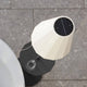 LED Solar-Stehleuchte Helga mit Fernbedienung von oben, mit solarbetriebenem Lampenschirm und Metallständer.