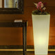 LED Solar-Topf Melisa mit Akku und Fernbedienung, schlanker trapezförmiger Pflanzer mit Blumen, elegantes Design.