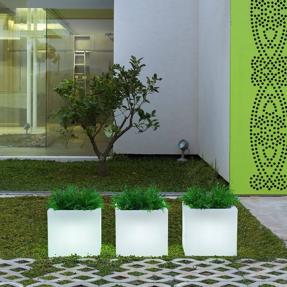 Solar-Topf Narciso mit Akku Big - quadratische Pflanzer mit grünen Pflanzen im modernen Garten.