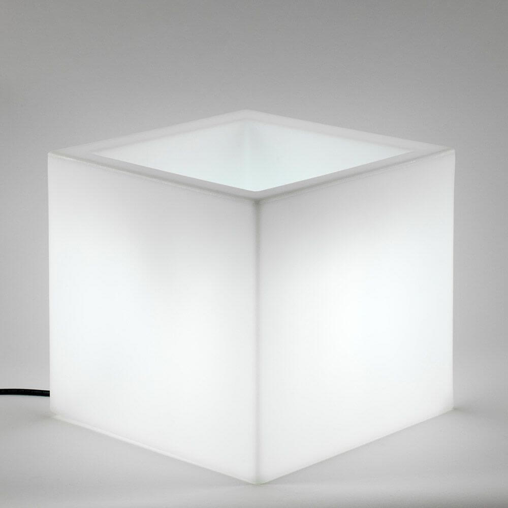 Solar-Topf Narciso mit Akku Mini in Würfelform, moderner quadratischer Pflanzer mit leuchtendem Design.