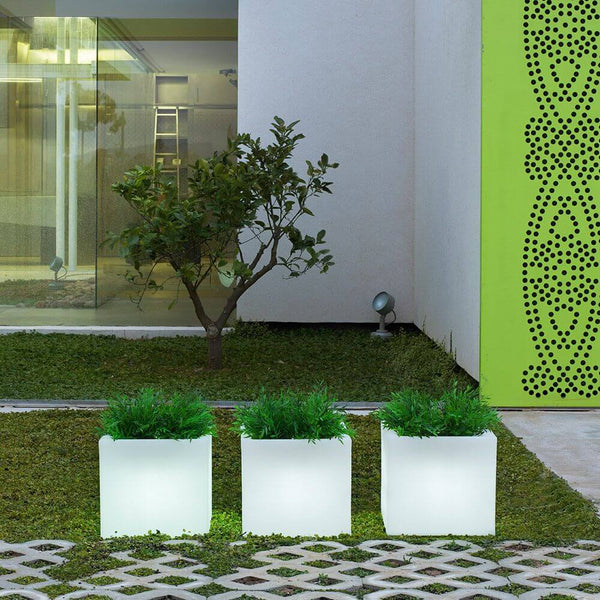 Vaso solar Narciso com bateria Mini em forma de cubo, vasos quadrados modernos no jardim.