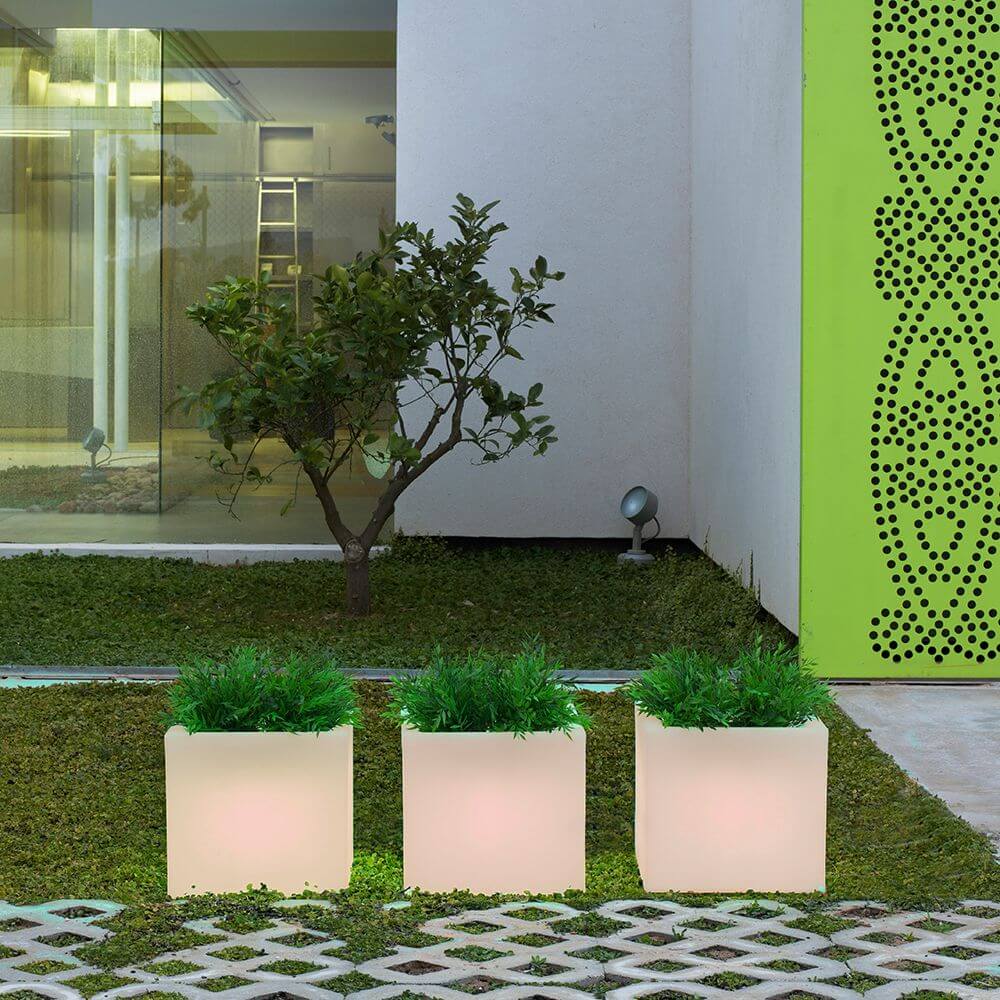 Solar-Topf Narciso mit Akku Mini in Würfelform - Moderne Pflanzgefäße im Garten mit beleuchtetem Design.