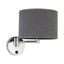 Hotelvæglampe med grå tekstilskærm i moderne design med kromatisk holder.