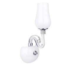 Vegglampe Lutecja krom, hvit med hvitt glass og kromfarget holder i moderne design.