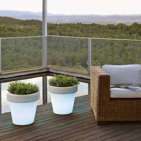 Oplyst grydelys Magnolia Ø 45cm på terrasse med smuk udsigt