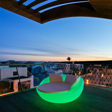 Fauteuil illuminé Formentera blanc sur une terrasse avec un magnifique coucher de soleil et une vue imprenable.