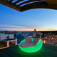 Beleuchteter Sessel Formentera Weiß auf einer Terrasse mit wunderschönem Sonnenuntergang und Aussicht.
