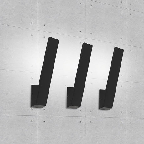 Moderni ulkoseinävalaisin Zoa LED musta, kolme eleganttia valonlähdettä minimalistisella seinällä.