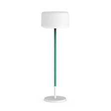 Verstellbare Stehleuchte Chloe mit Erdspieß in modernem Design, ideal für Dekoration und Beleuchtung.