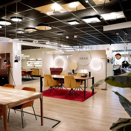 Lichtkonzept & Installationsplan bei Skapetze in modernem Showroom mit stilvollen Leuchten