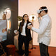 Zwei Personen in einem modernen Raum nutzen eine VR-Brille und Controllern für interaktive Erfahrungen.