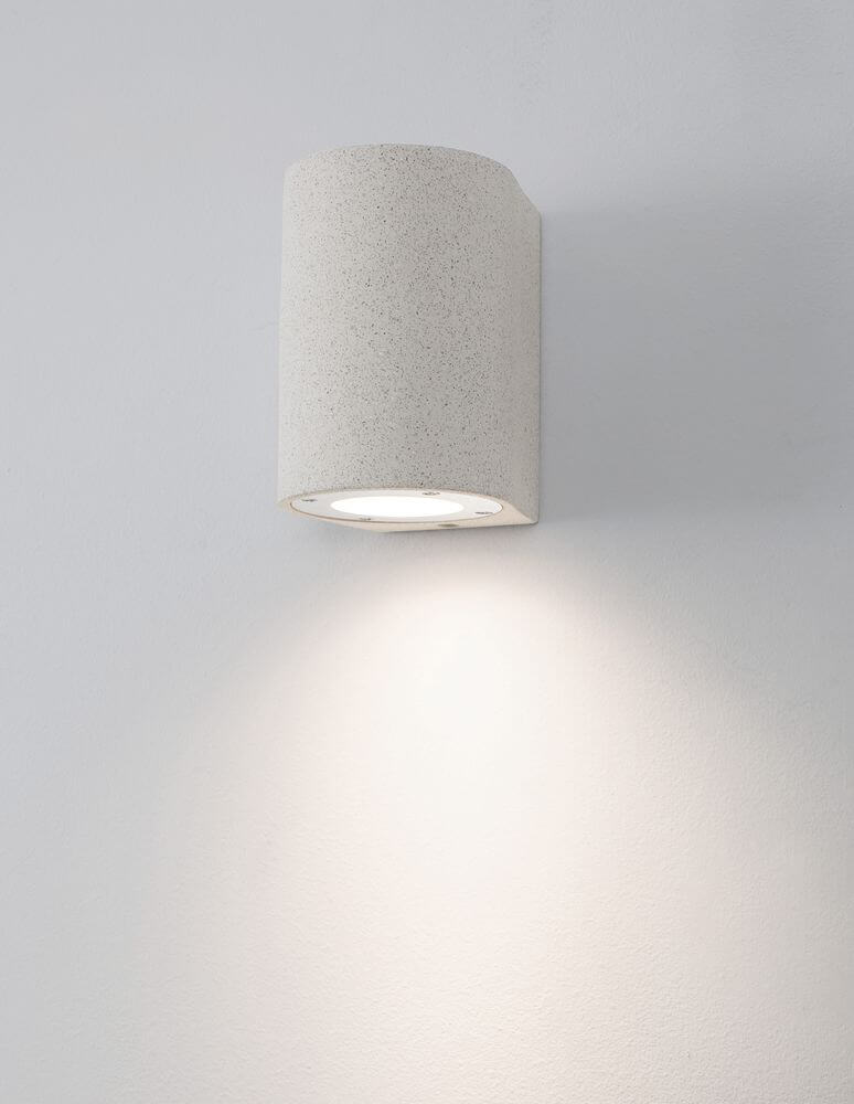 Lido Außenwandleuchte H 12cm GU10 Down IP65 aus Beton und Glas, ideal für Balkon und Terrasse.