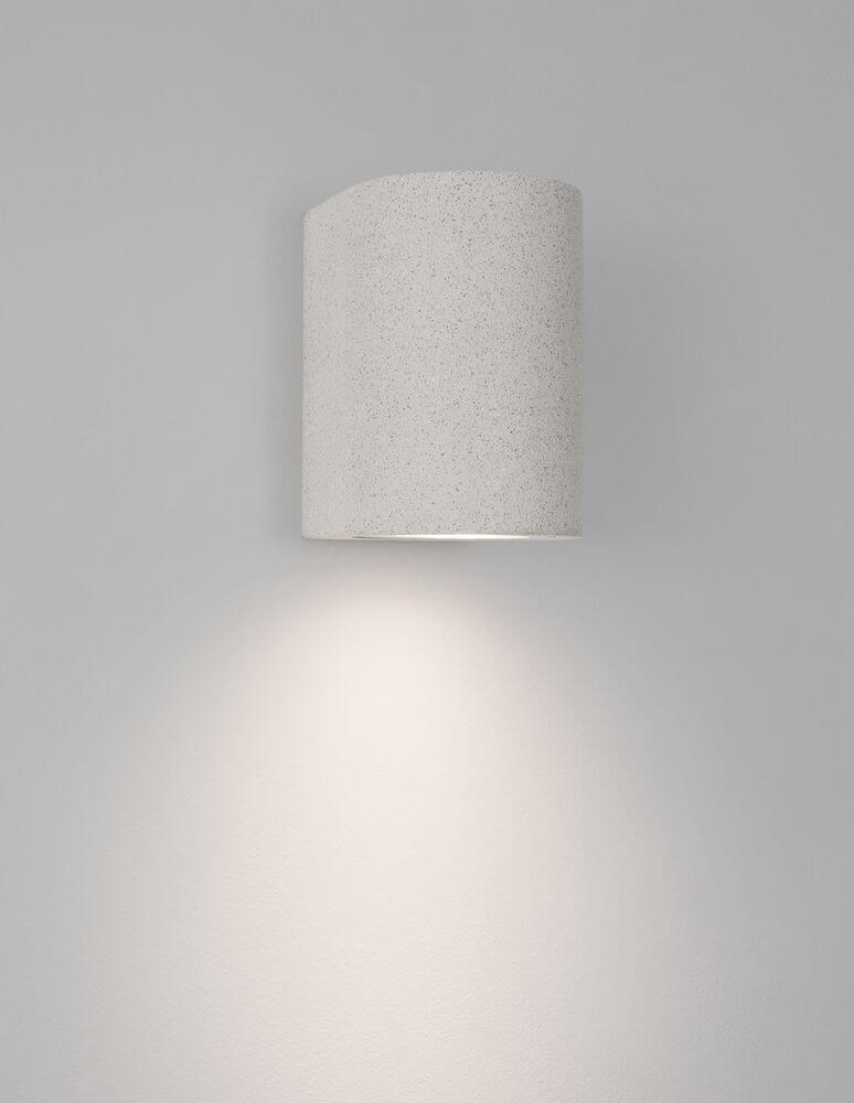 Lido Außenwandleuchte H 12cm GU10 Down IP65, moderne Außenleuchte aus Beton und Glas, ideal für Balkon und Terrasse.
