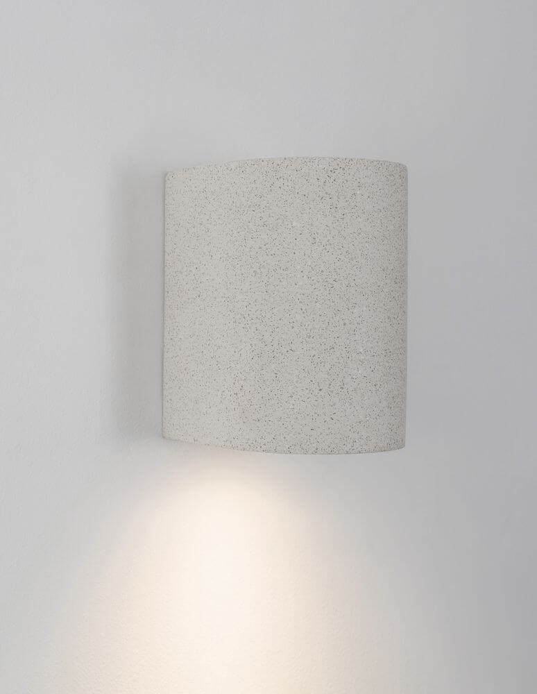 Lido Außenwandleuchte H 12cm GU10 Down IP65 in modernem Design aus Beton und Glas.
